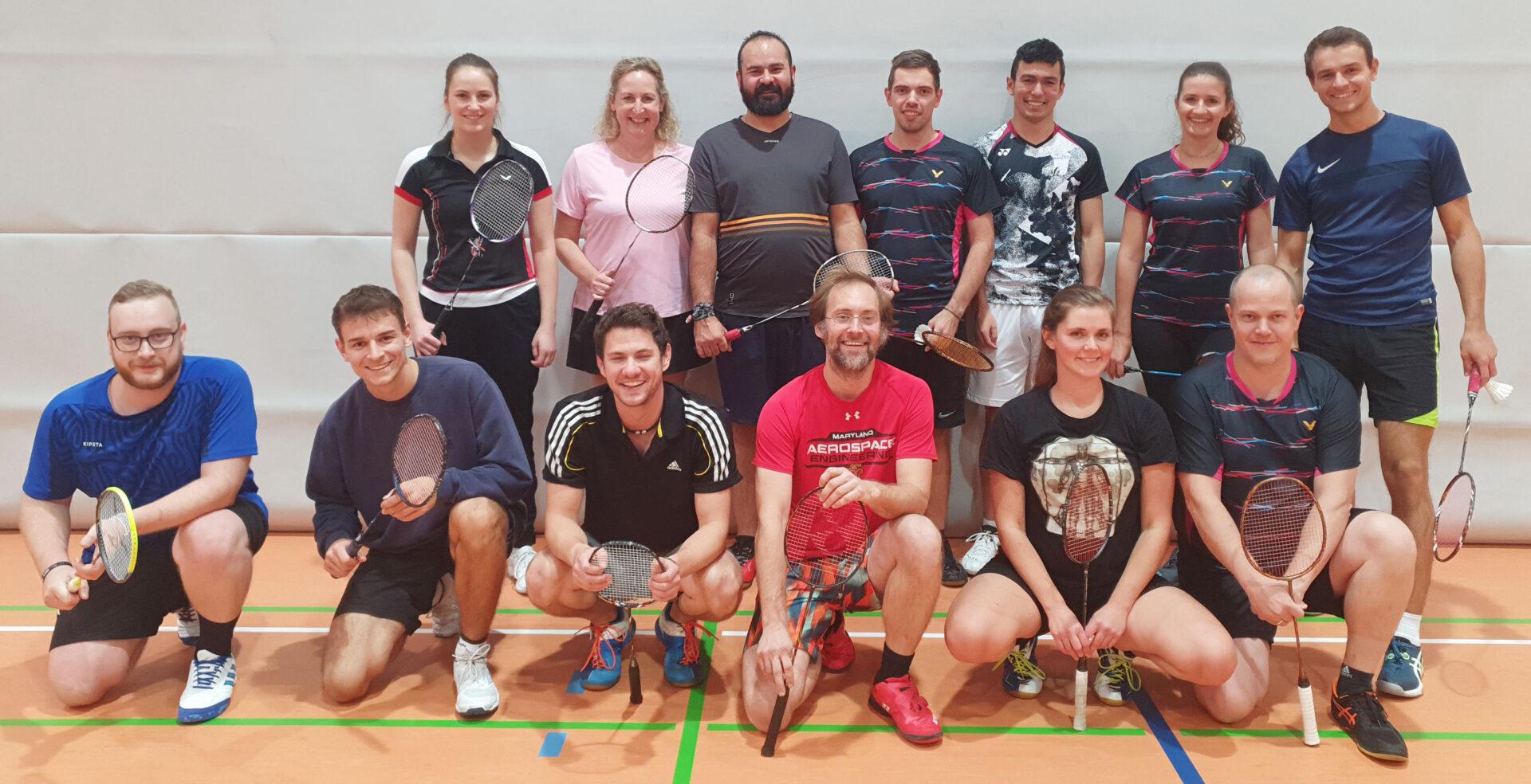 Beide Mannschaften vor Spielbeginn in Gomaringen