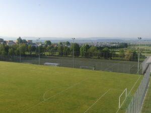 Blick über den Fußballplatz der Landessportschule in Ruit bei schönstem Sonnenschein
