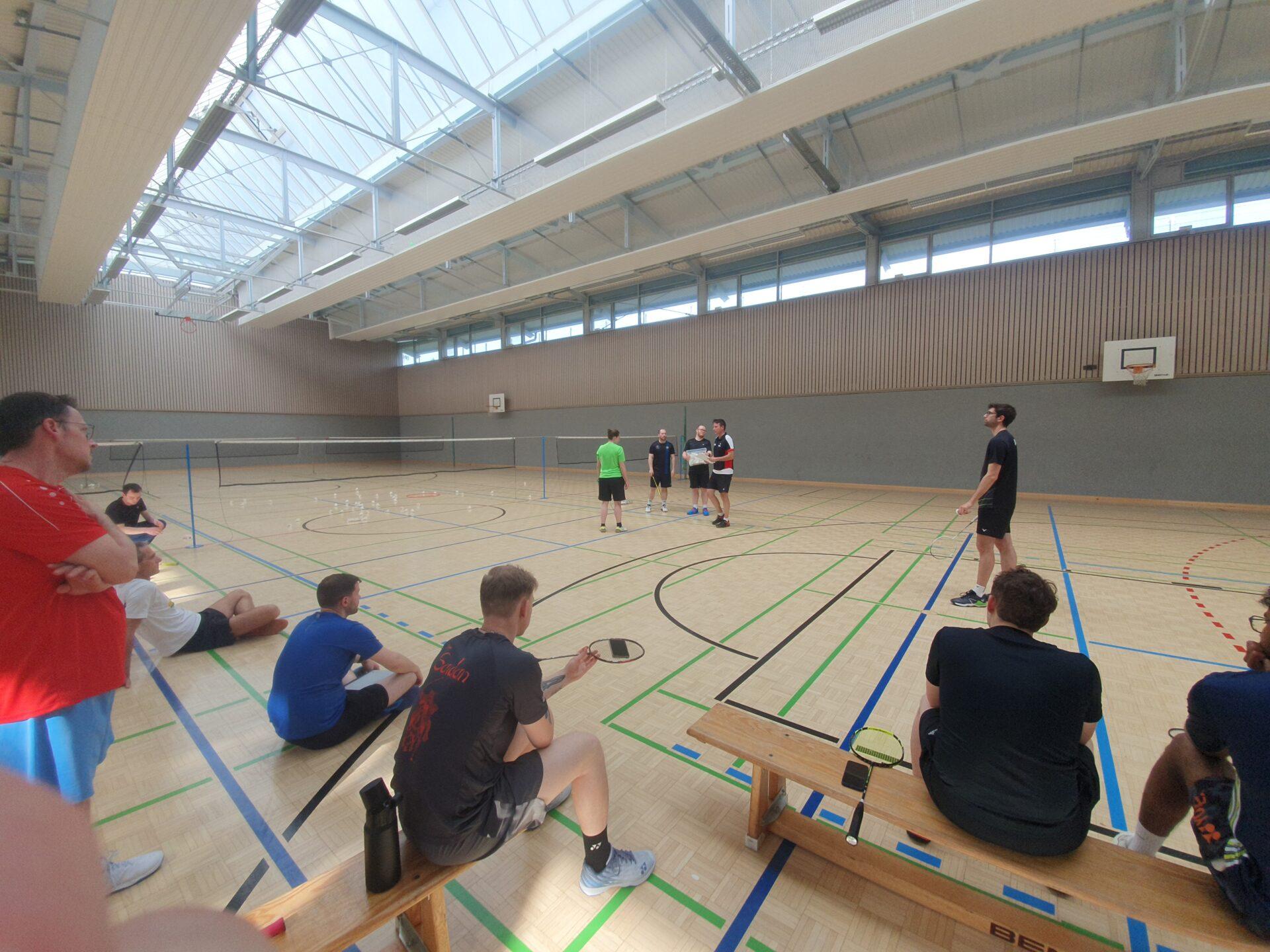 Erläuterung einer beim C-Trainer Übungseinheit vom Tutor Florian Winniger in einer Sporthalle der Landessportschule in Ruit