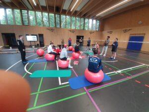 Theoretische Lehreinheit in einer Sporthalle beim C-Trainer Aufbaulehrgang an der Landessportschule in Ruit